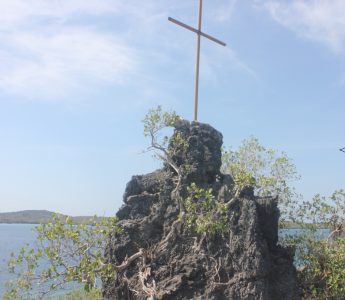 Salib di atas baru sebagai tanda dan titik awal Injil di Fiulain oleh Foe Mboera