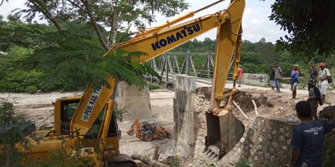 Bersama Masyarakat BPBD Kabupaten TTS Mengerjakan Jembatan 